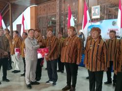 Pemkab Tulungagung Bagikan 10.000  Bendera Merah Putih, Ahmad Baharudin Minta Berkibar di Setiap Rum