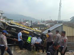 Gagal Nanjak, Truk Pengangkut Batu Bara Picu Tabrakan Beruntun di Rancabali