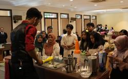 Ingin Percaya Diri di Jamuan Resmi? Laras Asri Salatiga Gelar Table Manner Class