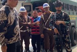 Dikawal TNI Bersenjata, Febrie Adriansyah Diborgol dan Pakai Rompi Pink saat Tiba di Kejagung