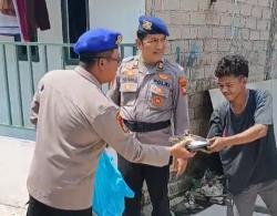 Jumat Berkah di Tanjunguma, Warga Pesisir Terima 100 Paket Sembako dari Satpolairud