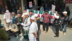 Tolak Legalitas Miras, Massa Forum Njogo Solo Segel Cafe Ruang Bahagia di Lokananta