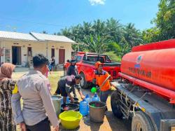 Kemarau Melanda, Polisi di Mateng Antar Air ke Warga