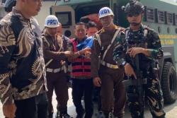 Tangan Diborgol dan Pakai Rompi Tahanan  Eks Jampidsus Febrie Tiba di Kejagung Siap Diperiksa