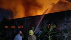 Kebakaran Hebat di Kediri: Rumah dan 6 Kendaraan Hangus, Kerugian Capai Rp1 Miliar