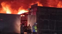 Tujuh Jam Berlalu, Kebakaran Gudang Pennyimpanan Limbah di Brebes Belum Juga Padam