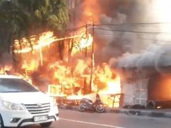 Kebakaran Hebat di Babat Lamongan, Puluhan Kios di Sekitar Jembatan Babat-Widang Ludes