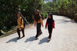 Momen Ceria Anak-anak Pulang Sekolah Melintasi Jalan Mulus TMMD di Desa Watuduwur