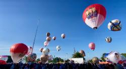 Puluhan Balon Bergambar Prabowo dan Program Astacita Hiasi Langit Wonosobo