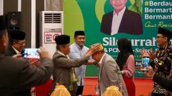 Rais Syuriah PWNU Sulsel Beri Songkok Guru kepada Gus Rozin, Simbol Persaudaraan Ulama
