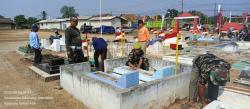 Jelang HUT ke-81 RI, PPM Pringsewu Gotong Royong Rawat Makam Pahlawan