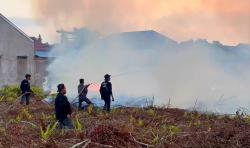 Karhutla di Palangka Raya Nyaris Melalap Sejumlah Rumah Warga, Petugas Terkendala Sumber Air