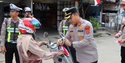 Bangkitkan Jiwa Patriotisme, Polres Abdya Bagikan Bendera kepada Pengguna Jalan