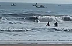 Perahu Karya Berkah Terbalik Dihantam Ombak Besar di Pangandaran, Tekong Hilang Terseret Arus