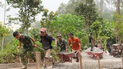 Bak Balap Kuda, Satgas TMMD Taklukkan Medan Terjal Naik Turun Langsir Material