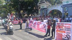 Harga Telur Anjlok, Ratusan Peternak Demo dan Bagi-Bagi Ayam Gratis di Kantor Gubernur Sulsel