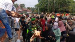 Harga Telur Anjlok, Peternak Pekalongan Bagi-Bagi Ayam Petelur Gratis, Warga Rela Berdesakan