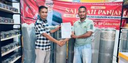 Abu Heri Salurkan 2.160 Meter Karpet Sajadah untuk 35 Masjid di Aceh Barat Daya
