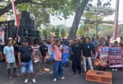 Demo Peternak Ayam Petelur Grobogan di Kantor Bupati: Modal Cekik Leher, Harga Telur Terjun Bebas!