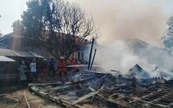 Rumah Panggung Lansia 89 Tahun di Sindangbarang Ludes Terbakar, Puntung Rokok Diduga Jadi Pemicu