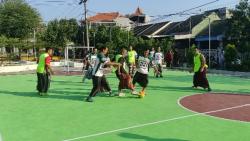 Futsal Pakai Sarung, Bapak-Bapak Meriahkan Lomba Agustusan di Sidoarjo