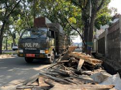 Kembalikan Fungsi Ruang Publik, Pemkot Bandung Tertibkan Bangunan Liar di Ibrahim Adjie