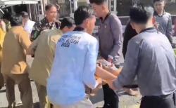 Terdengar Dentuman, Pohon Beringin Puluhan Tahun Tumbang Timpa Pemotor di Blitar
