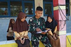 Peduli Dunia Pendidikan, Satgas TMMD Tanamkan Karakter Positif Sejak Dini ke Siswa SD Watuduwur