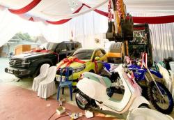 Maskawin Bak Sultan dan Anti Maenstream! Pengantin di Grobogan Dapat Ekskavator dan Dua Mobil Mewah