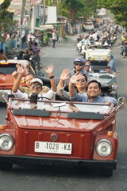 Nostalgia Berbaju Jadul: Ratusan Penggemar Motor Tua Jajal Aspal Mulus Kota Ukir