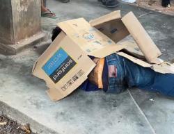 Pria Bercelana Jins Tergeletak Tak Bernyawa di Halte SP Plaza