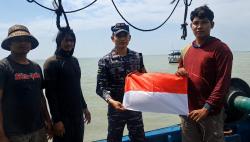 Sambut HUT ke-81 Kemerdekaan RI, Pos TNI AL Banyutowo Bagikan 81 Bendera Merah Putih ke Nelayan