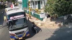 Seorang Pengendara Motor Nyaris Terlindas Bus Karena Berada di Titik Blind Spot