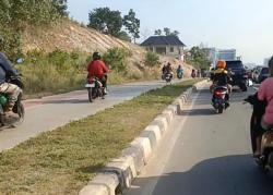 Macet Parah di Jalan Gadjah Mada Batam, Pengendara Motor Naik Trotoar