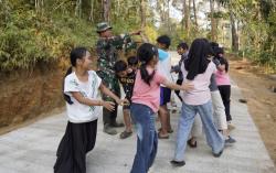 Main Ular Naga di Jalan Beton Baru, Satgas TMMD Ikut Larut dalam Keceriaan Anak-Anak Watuduwur