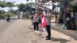 Jelang HUT RI ke-81, Sinergi TNI-Polri Bagikan Merah Putih di Kawasan Pertokoan Keude Geudong