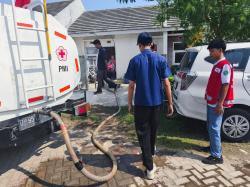 Krisis Air Indramayu: PMI Kirim Tangki Air ke Perumahan Warga