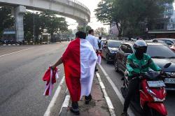 Potret Pembagian Bendera Gratis di Jalan
