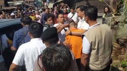 Detik-Detik Rekonstruksi Anak Angkat Bunuh Ayah di Nganjuk, Dari Rencana Hingga Penguburan Jasad