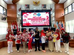 Bukan Sekadar Lomba, Ibu-Ibu Dharma Wanita SMKN di Lamongan Adu Kreasi Merangkai Bunga HUT RI