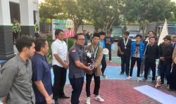 Beri Buket, PMII Unjuk Rasa di Kejari Ponorogo, Tuntut Penanganan Korupsi Tunjangan Perumahan DPRD