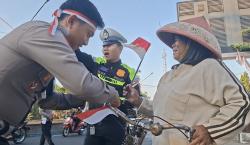 Satlantas Polres Pangandaran Bagikan Bendera Merah Putih, Bangkitkan Kembali Nasionalisme