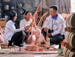 Kisah Ibu Rini Bangkit dari Jerat Rentenir Hingga Sukses Jadi Pengusaha Gitar