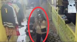 Dua Maling Terekam Kamera CCTV Dorong Motor Curian di Krian, Sidoarjo