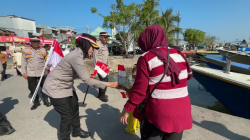 Polisi Bagikan Bendera ke Nelayan dan ABK di Paotere, AKBP Rise: Pesisir Juga Ikut Meriahkan HUT RI