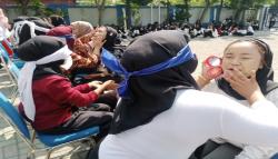 Serunya Lomba Rias Mata Tertutup, Guru dan Siswa SMK Citra Medika Adu Kreativitas