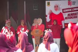 Agustusan, Ibu-Ibu di Kota Mojokerto Lomba Membuat Sambal Dan Merangkai Bumbu Masak