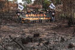 Aksi Bentangkan Spanduk di Lokasi Kebakaran Lahan
