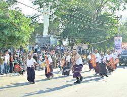 Melestarikan Tradisi Flores Timur, Etnis Lamaholot Pentaskan Tari Perang di Karnaval Belu 2026