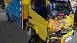 Kecelakan Motor Tabrak Truk Dari Arah Berlawanan, Pengendara Terkapar Tak Bergerak